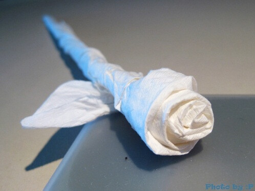 用餐巾纸快速的制作纸玫瑰花的图解教程手把手的教你学习怎么样用餐巾
