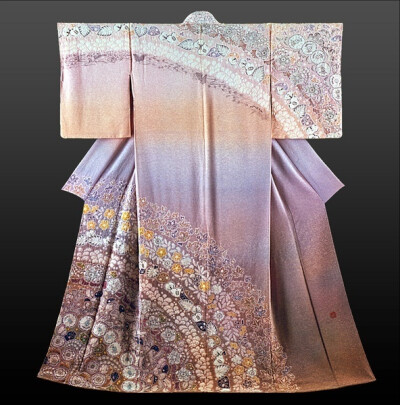 岁那年被一件失传古染色法"辻が花染め"所做的丰臣秀吉的羽织深深打动