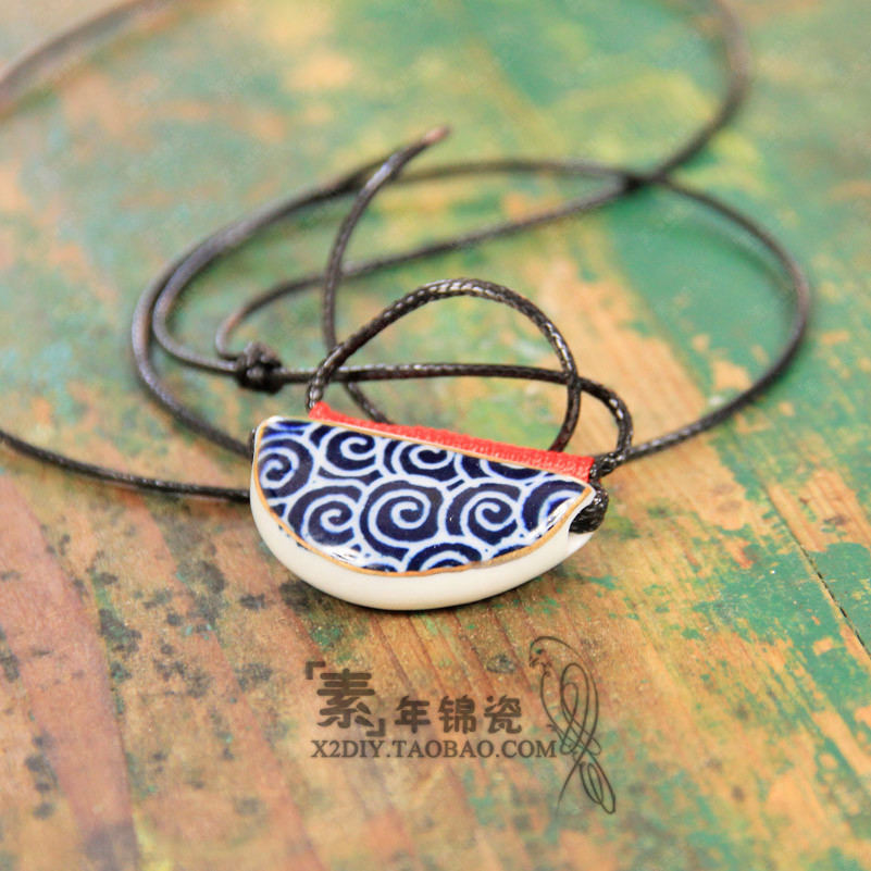 手绘复古青花 吉祥水纹平安锁-月牙 陶瓷首饰品 女