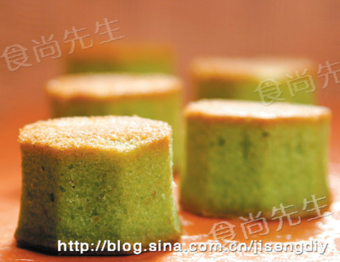 西点小情歌(六)材料 无盐奶油:260g 蛋白:260g 细糖:150g 杏仁粉:100g