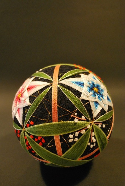 源于一种游戏或者说日本传统的玩具,是一种线球,手鞠最初是小孩玩的球