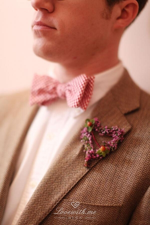 婚礼上,当新郎穿上礼服式白衬衫,打上领结或是系上领带,精气神瞬间