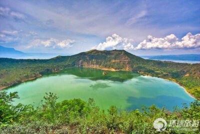 从大雅台断崖看去,位于马尼拉以南50英里处的塔尔火山和火山湖形成了