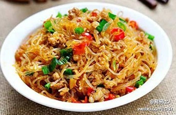 〖经典美食:蚂蚁上树〗食材:粉丝100克,猪肉末75克.