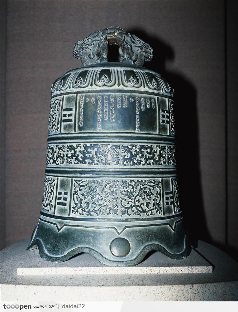 传统工艺品-刻满翔云花纹的钟高清摄影桌面壁纸图片素材