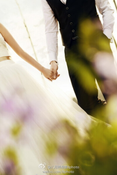 一辈子背着你走 阳光下我们的约定 牵手漫步在黄昏夕阳下 风和日丽的