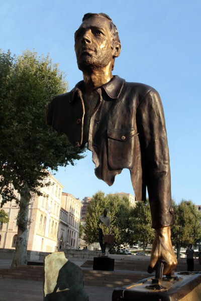 它们被摆放在市区街头,每个人物的身躯都缺失了一部分,感觉仿佛隐形