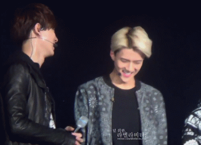 传说中集齐九张摸脖子图就能召唤出一个大弟控 感觉你给朴灿烈一个他