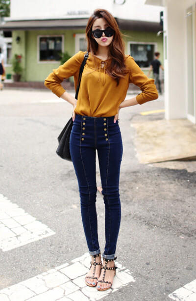 款式简洁的高腰牛仔裤,十分百搭,配姜黄色雪纺衫,尽显韩妞风范