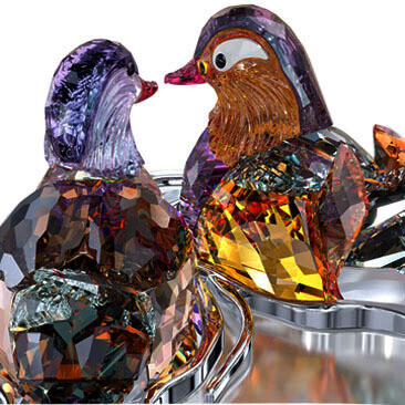 如池塘水波纹搬的银色金属陈列座,可与水晶鸳鸯分开展示.