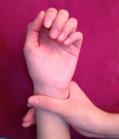 这是因为,手腕处有一个止呕止嗝的内关穴(腕关节掌侧,腕横纹正中上两