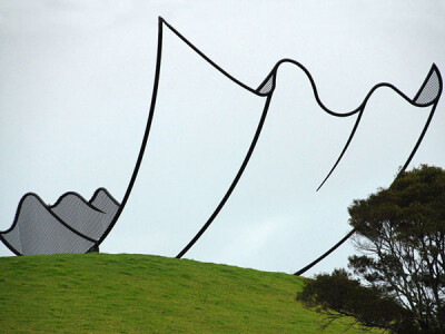 雕塑是由金属做的,它是由焊接的彩图钢板所制作,看起来像是一个二维的