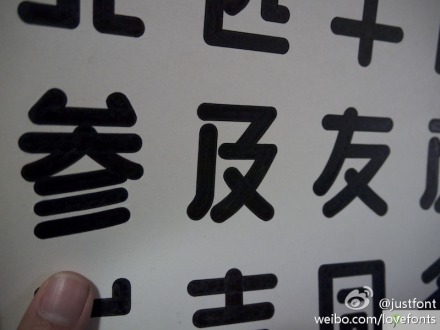 创作领域横跨字体设计,标志设计,建筑设计,服装设计,是举世罕见的设计