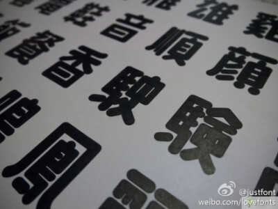创作领域横跨字体设计,标志设计,建筑设计,服装设计,是举世罕见的设计