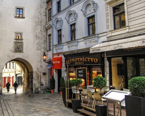 sidewalk cafe, bratislava, slovakia photo via semvan路边咖啡店