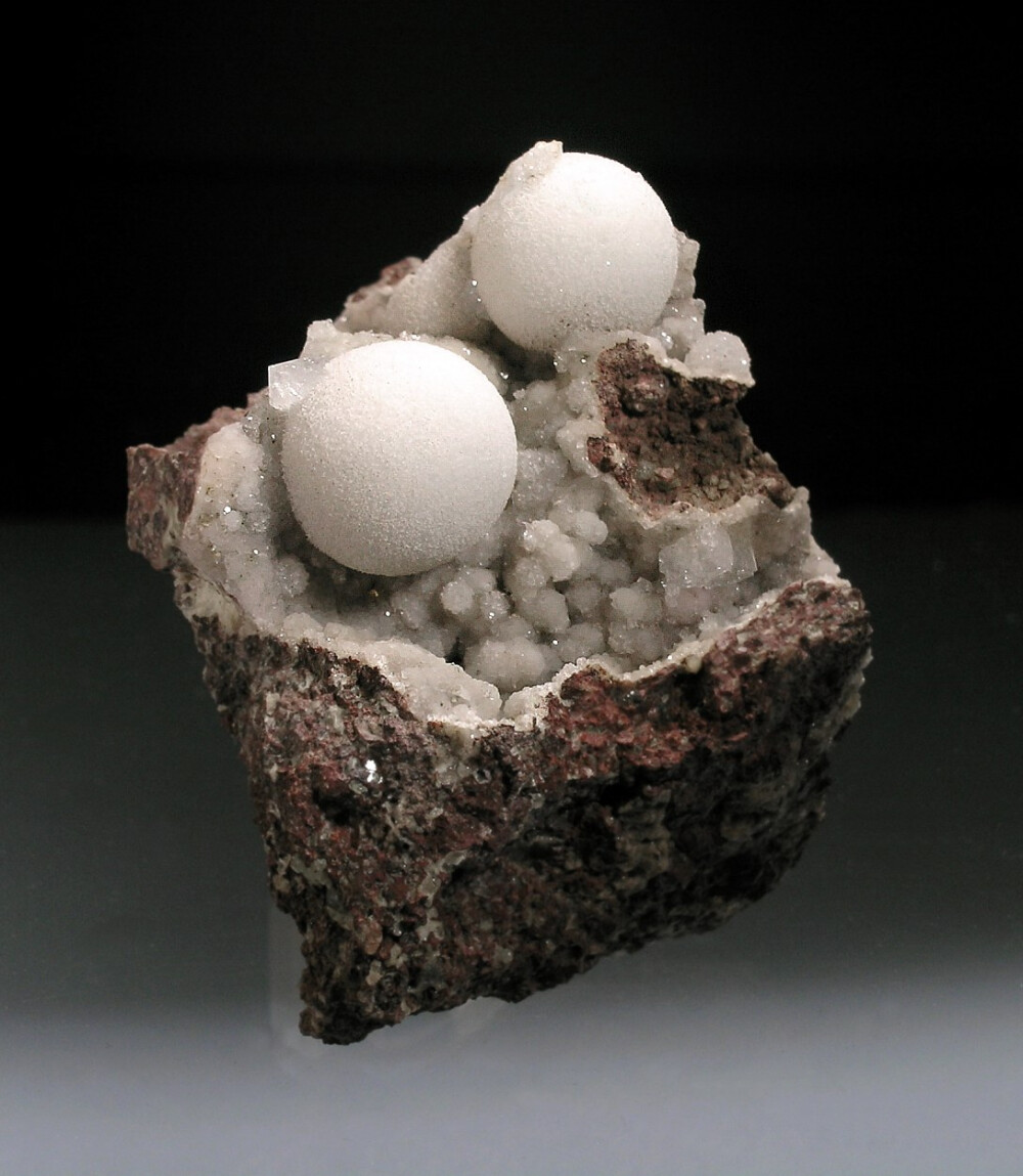 方解石上的大白球杆沸石 4.7 x 4.5 x 3.2 cm