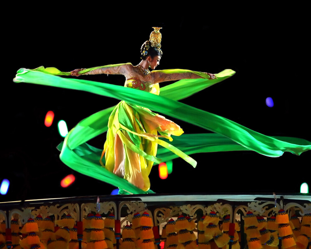 敦煌舞里又分成许多不同的舞码,不同的技巧,我们所常听到的"飞天"是