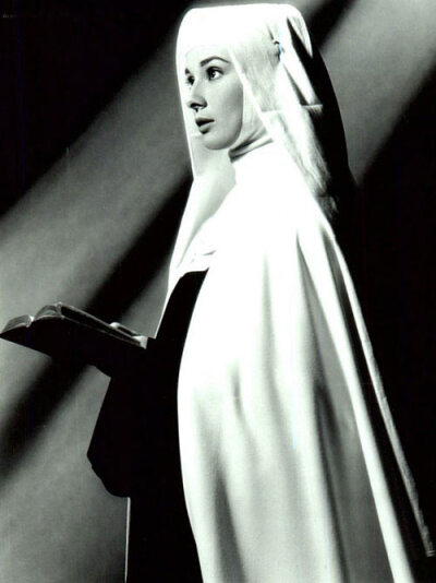 奥黛丽·赫本(audrey hepburn)纯洁而美丽的修女形象