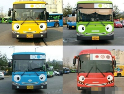 共有四款颜色的公交车运营着,车头处都画上了可爱的笑脸,用微笑面对每