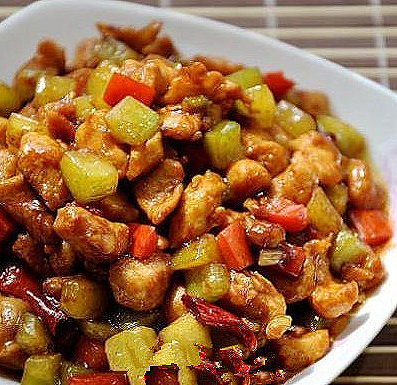 热锅倒油,下鸡丁炒2min,至变色盛起;5.底油爆香红椒,干辣椒