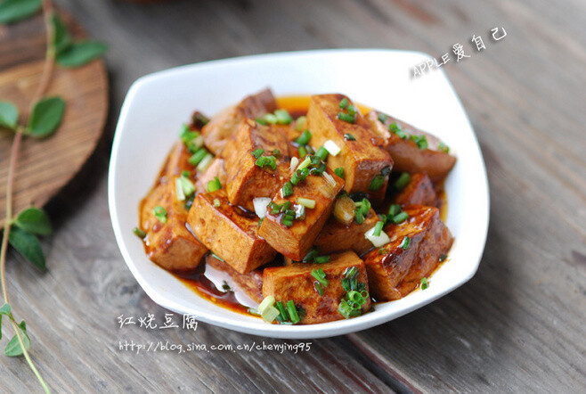 三分钟做出绝对美味到无敌的一道【红烧豆腐 材料:老豆腐,葱,老抽
