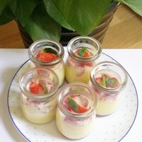布丁,食物名,英语pudding的译音,亦有称作"布甸".