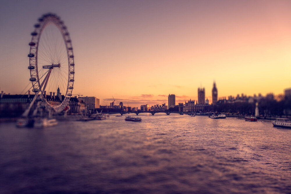 即移轴镜摄影(tilt-shift photography),泛指利用移轴镜头创作的作品