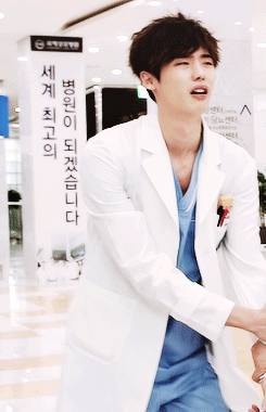 doctor异乡人##李钟硕# 朴小勋的个人撒娇模式:-d不达目的善不罢休