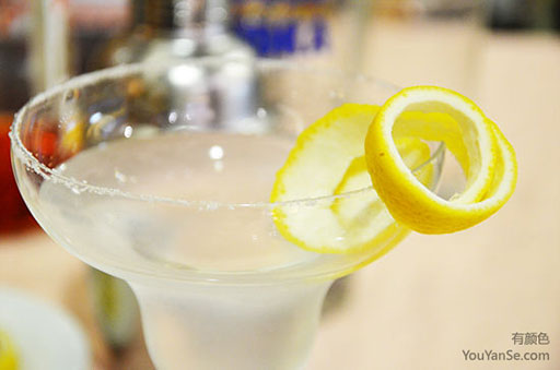 【柠檬糖鸡尾酒 调酒配方:冰块4-6块,伏特加0.5盎司,柠檬伏特加0.