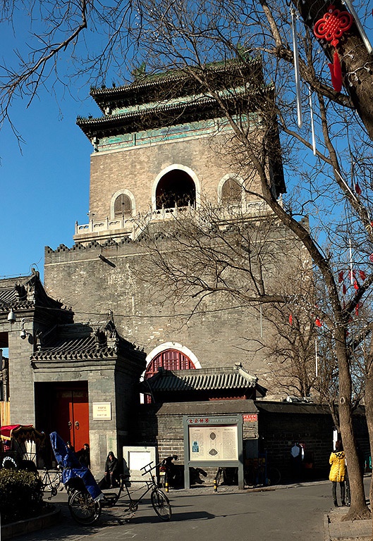 钟楼,位于北京东城区地安门外大街,在鼓楼北,是老北京中轴线的北端点.
