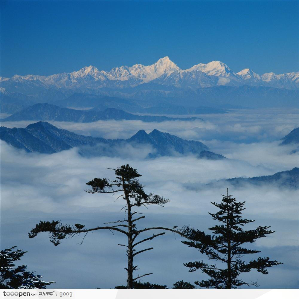 浓雾遮盖下的连绵雪山 - 堆糖,美图壁纸兴趣社区