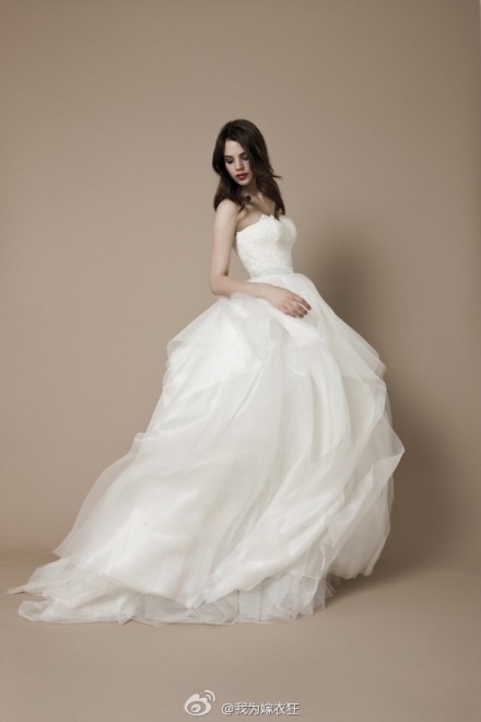 唯美新娘婚纱,纤细的腰身尽显女神柔美姿态,优雅大方,散发出迷人气场