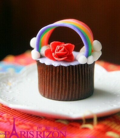 彩虹纸杯蛋糕奶油图片