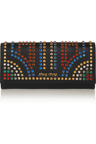 miu miu 这款黑色皮革钱包缀饰有色彩缤纷的水晶和金色品牌标志牌.