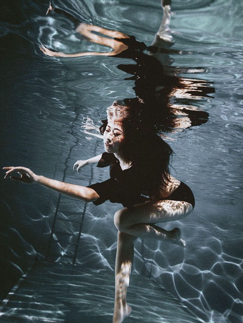 梦见女人掉在水里是s什么意思，探索梦境背后的深层含义与心理解析