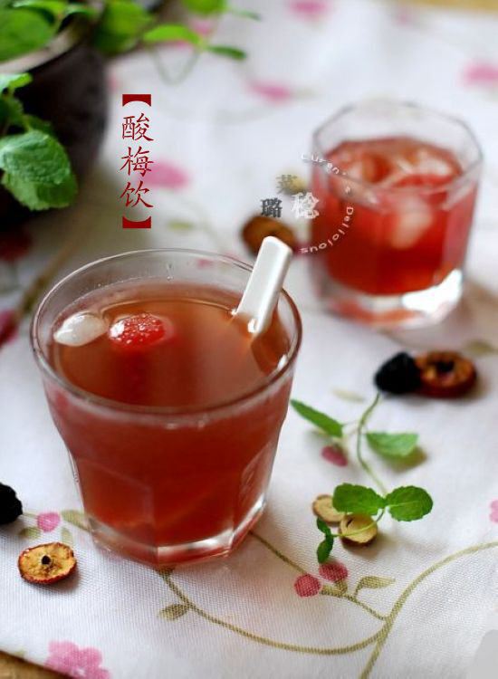 酸梅饮】 原料:乌梅20粒,甘草片7,8片,山楂干20片,罗汉果半个(以上