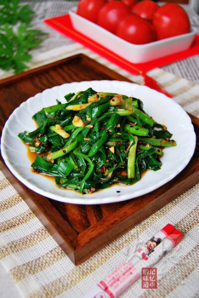 挤去水分,切成寸段; 6.小碗内盛装蒜蓉,辣椒粉,盐和黑芝麻; 7.