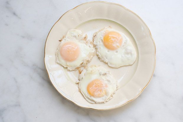poached eggs in white wine