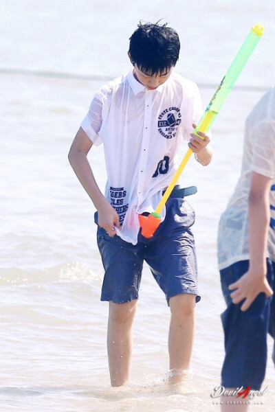140814 #刘志宏# 6p @tf家族-刘志宏 在海边 感觉自己萌萌哒.