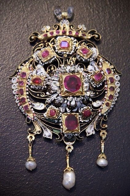 即便仍可以看见一些文艺复兴时期珠宝的形式特征,但在