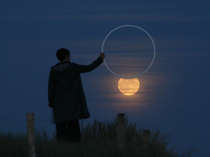 一只手伸向月亮的图片图片
