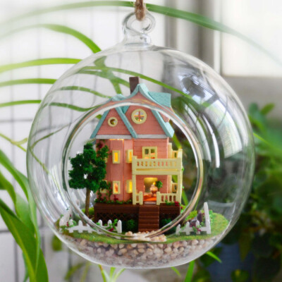 智趣屋 透明的玻璃球里,装着小小的小房子,小小的空间里,满载着我们