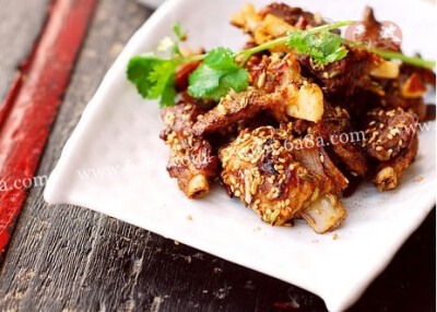 孜然味香煎羊排的做法 工艺:煎口 味:孜然味难 度:新手尝试人 数:准备