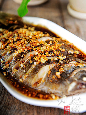 金银蒜蒸偏口鱼的做法: 1新鲜的比目鱼去鳞去鳃去内脏 2