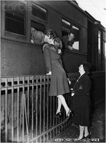 在二战时期,摄影师们抓拍到了很多恋人们吻别的场面,相信爱情