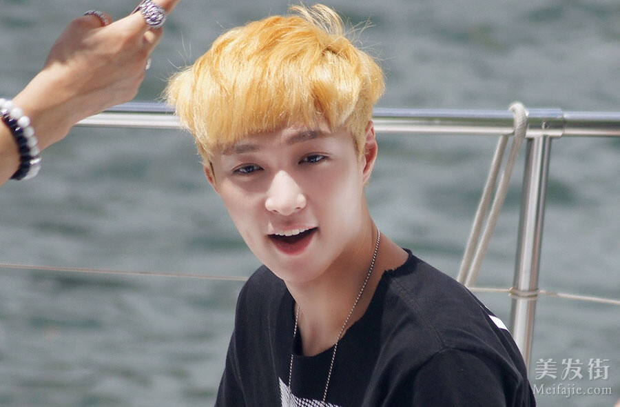 金黄色头发