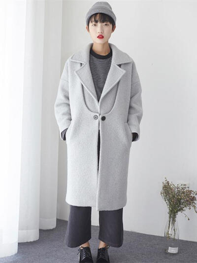 灰色中长款大衣,内搭vintage卫衣和阔腿裤,大衣胸前的独特设计,使其从