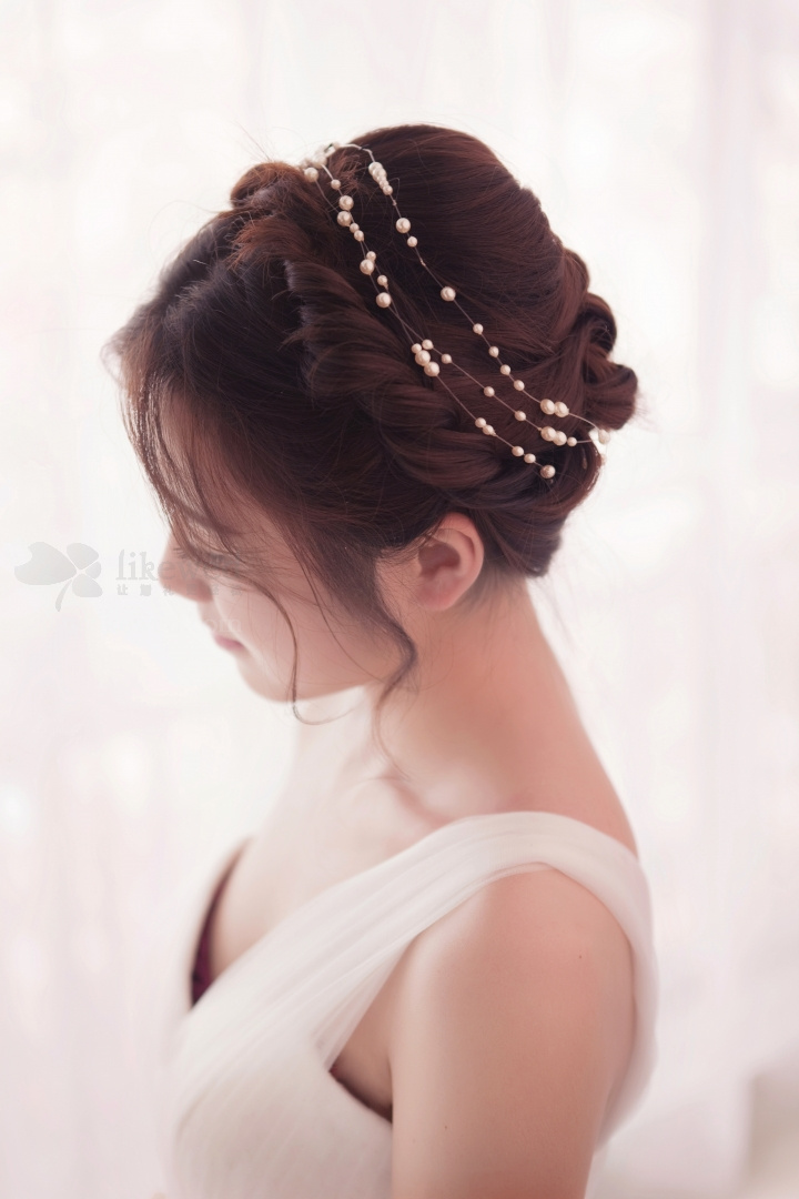 【小清新新娘】新娘盘发,注重刘海部分柔美的处理,搭配精美发饰,灵动