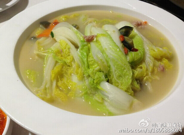 锅中将肉末炒熟,加入鸡汤,皮蛋,枸杞一起煮汤;3.