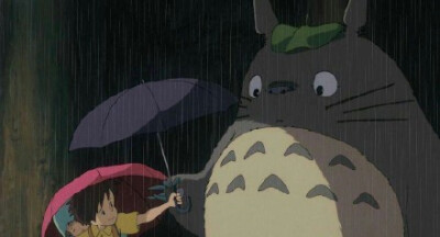 龙猫下雨打伞图片图片
